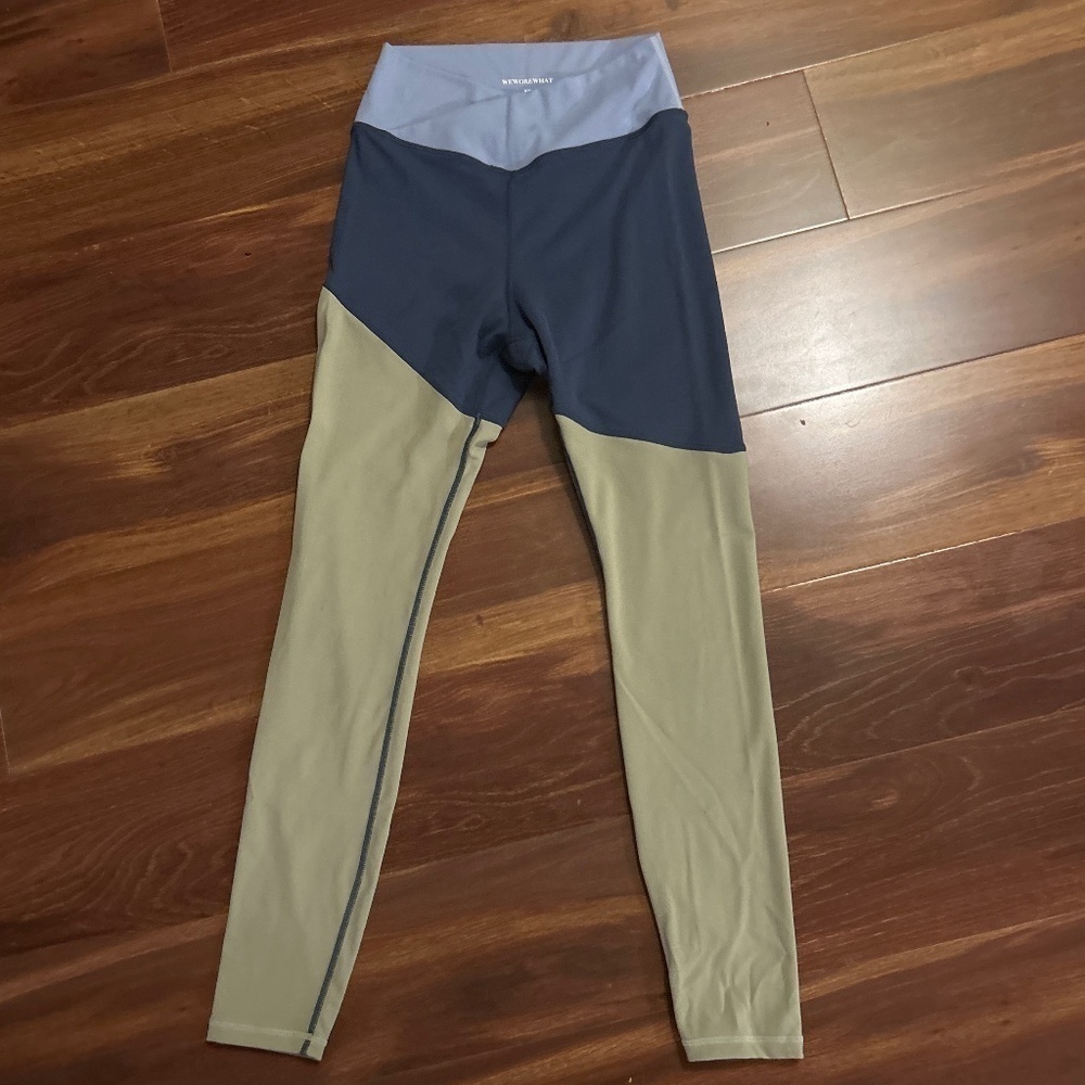 🍁SALE🍁WEWOREWHAT V shaped Splice Leggings size Medium